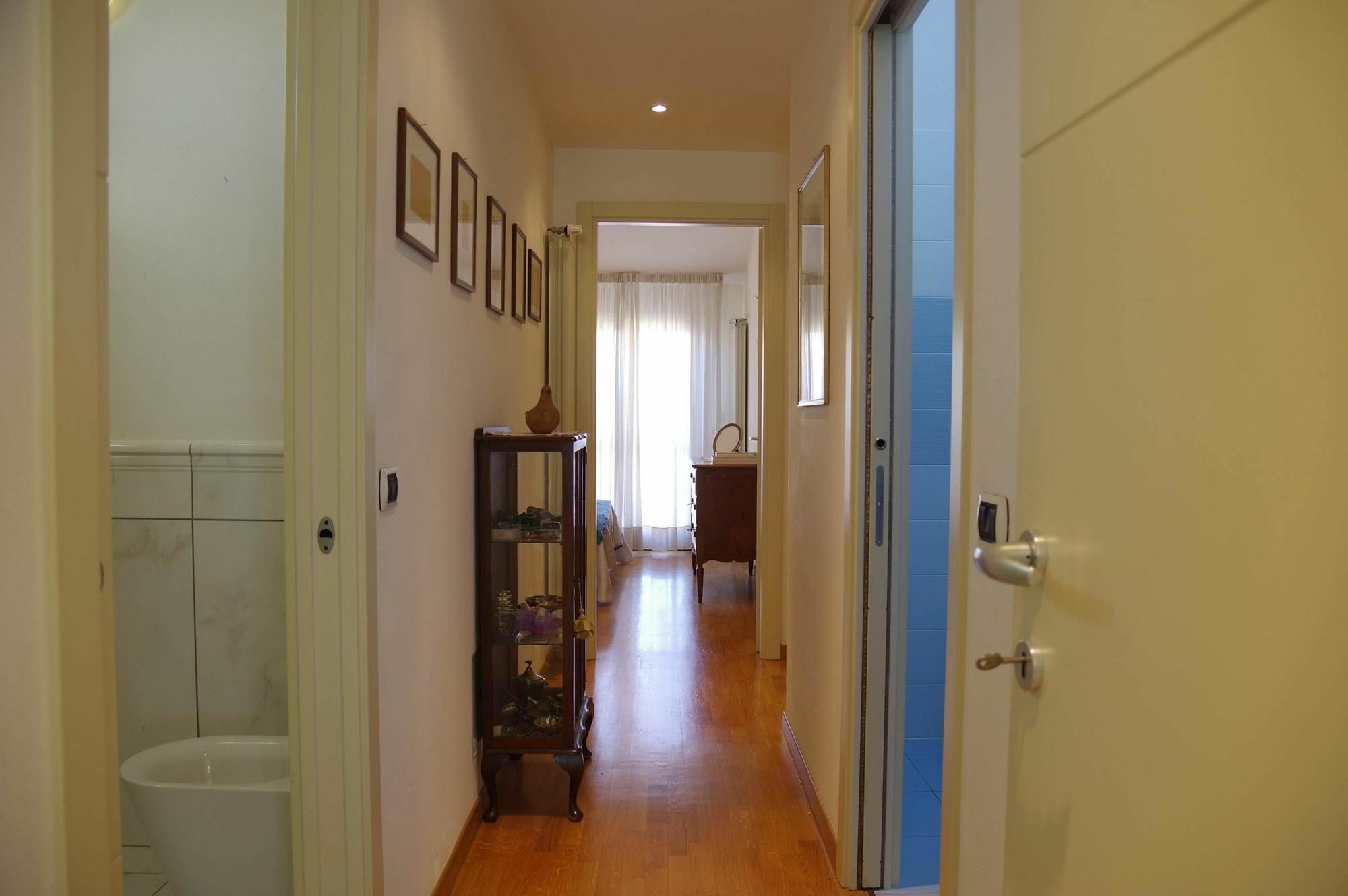 With 2 Bedrooms In Viareggio, With Balcony And Wifi - 300 M * Viareggio